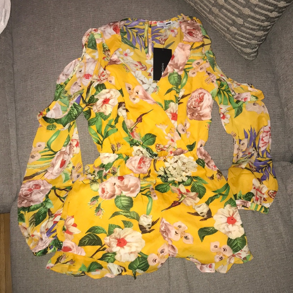 FASHION NOVA - V-cut floral romper